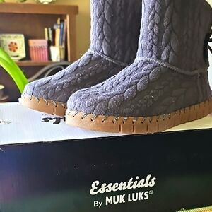 NEW Muk Luks Gray Knit Boots In Size 7.
